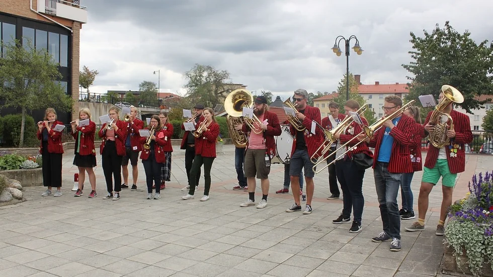Det brukar oftast krävas nationaldagsfirande, studentavslutning eller första maj-demonstration för att man ska få höra blåsmusik live i centrala Flen. Men vid lunchtid på onsdagen den 29 augusti spelades plötsligt låtar av bland andra Ricky Martin och Abba på Violentorget framfört av Sörmlands/Nerikes nation i Uppsala.