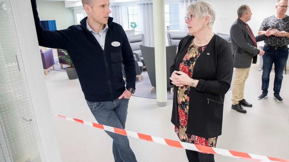 Enhetschefen Mikael Kjellander och Monica Johansson innan klippningen av bandet på avdelning 72.