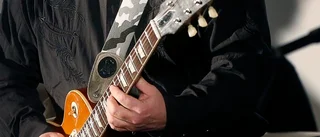 Rockig Moraeus greppade gitarren