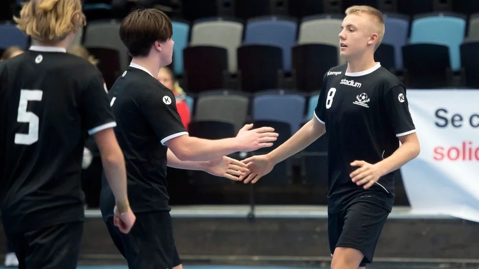 August Asplund (nummer 8) från IFK Nyköping stod för matchens första mål för Sörmland besegrade Värmland i premiären.