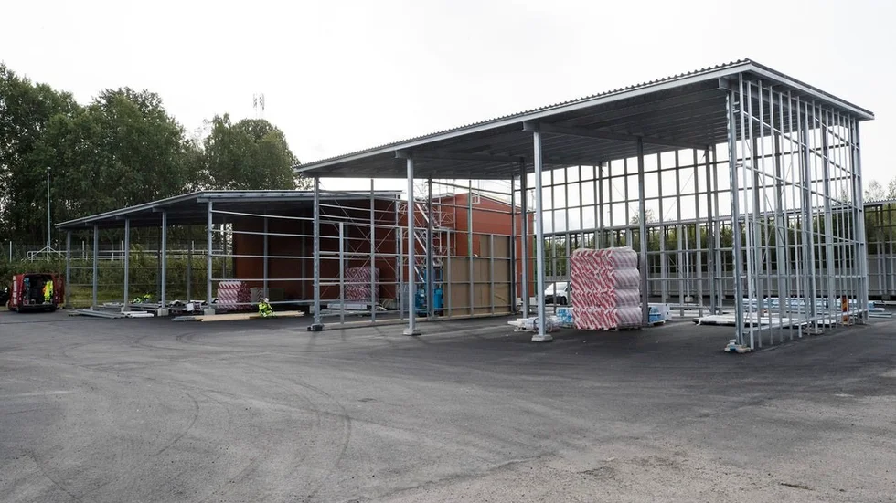 En ny tvätthall och garageutrymmen för förvaltningens fordonspark är under uppbyggnad vid de nya lokalerna på Västgötagatan