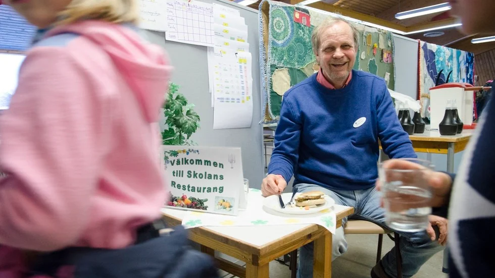 Rektor Christer Lindahl sitter nära diskstationen på D-skolan i Oxelösund och äter sina flesta luncher. Han väger matresterna efter varje matlag och för statistik. Information ska motivera eleverna att kasta mindre men går även att använda inom matteundervisningen för att följa utvecklingen.