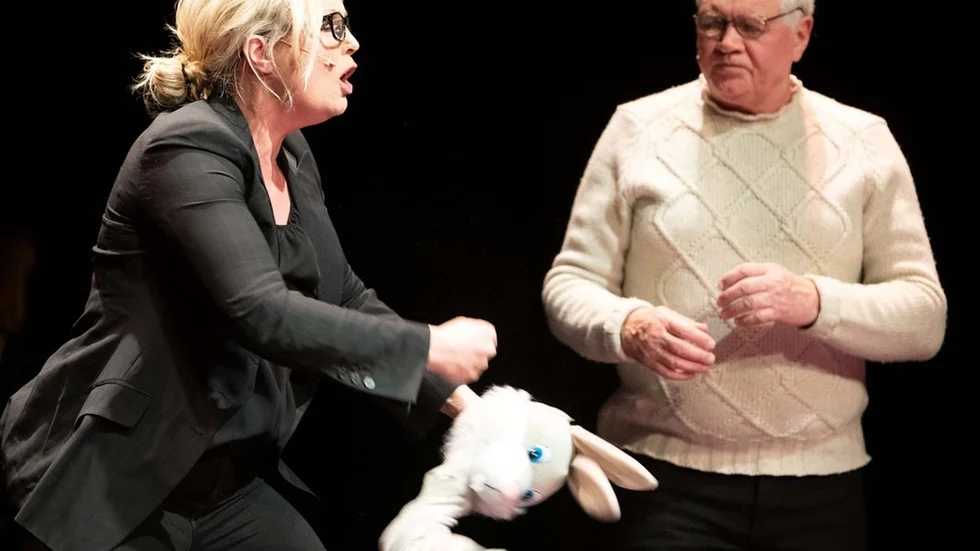 Anna Edman som skolledare har ständigt nya visioner och lyssnar inte alls på Kjell Åkerlind som kritisk lärare.