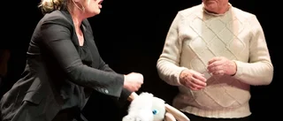 Bildextra från Nyköpings teater: Premiär för modig revy