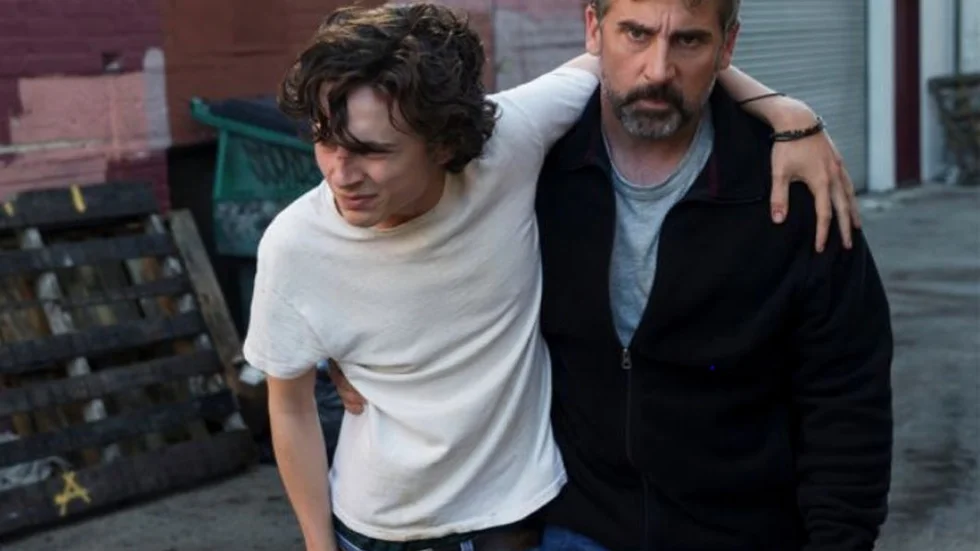 Timothée Chalamet spelar den unge missbrukaren Nic och Steve Carell hans allt mer tröstlöse far David i det verklighetsbaserade dramat "Beautiful boy".