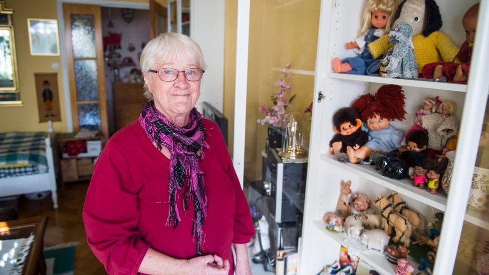 Ann-Katrin älskar att ha minnen runt sig i hemmet. Väggar och bokhyllor är fyllda med saker som påminner henne om hennes egen uppväxt eller hennes barns uppväxt. Foto: Carolin Ericson