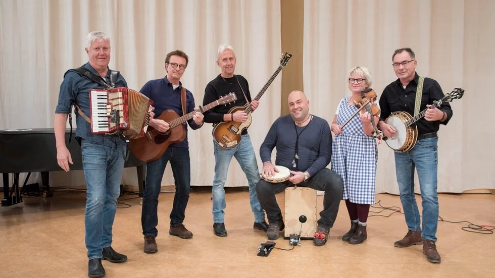 Bosse Lindhe, Janne Johansson, Bengt Ohlsson, Andreas Lövgren, Nicka Fröberg och Uffe Eriksson utgör Double Inn som firar att det är 20 år sedan bandet bildades.