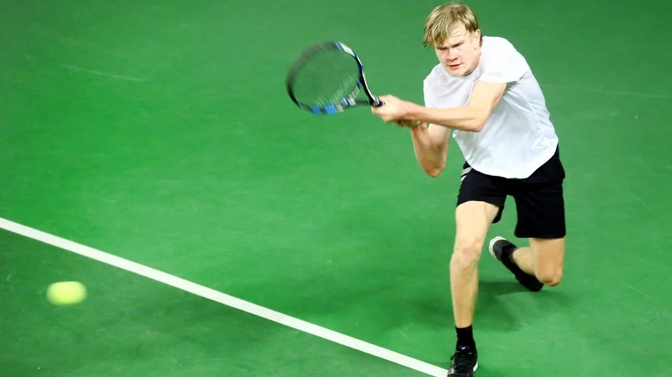 Jack Karlsson Wistrand gick in i huvudtävlingen under fredagen och höll på att få till ett tredje set mot duktige schweizaren Maurus Malgiaritta. Till slut fick han se sig besegrad med 1–6, 5–7.