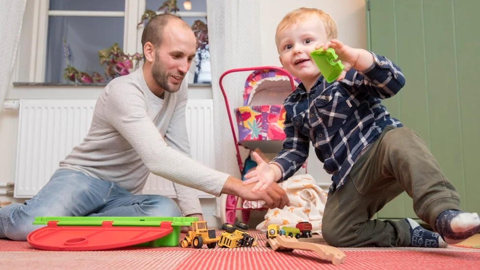 "Det är verkligen riktigt kul! Man märker hur Klas Henry präglas av sin miljö och sina föräldrar. Det är roligt", säger Oscar Mattsson om hur han tycker det är att vara pappa. Han sätter stort värde på att han valde att vara föräldraledig. "Jag kände mig inte rastlös. Jag trivs jättebra på mitt jobb, men jag saknade det inte."