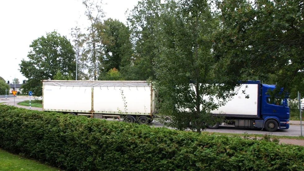 "Ibland handlar det om 20, 30 lastbilar per dag där det rör sig många barn och ungdomar", beskriver en boende i Backaområdet. Här en bild från i somras på en långtradare som kommit söderifrån på Vasavägen och svängt in på Prins Bertils gata.