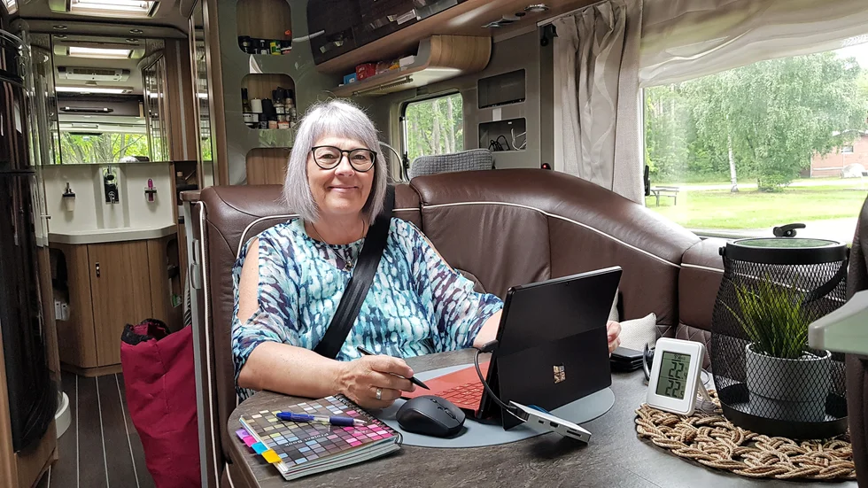 Eva Bengtsson jobbar halvtid med sitt företag EB redovisning i Piteå, vilket hon ofta gör medan Ulf kör.