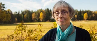 Hon stickar för de gamla