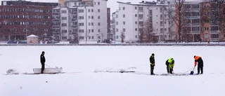 Räddningsteam på plats vid fontänen