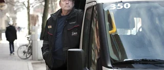 Pratade med media – tvingas från jobbet