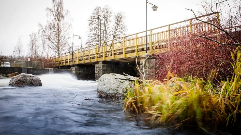 Nu är den nya bron på plats vid Djulökvarn. Det har gått ett och ett halvt år sen besiktningen visade på allvarliga brister.