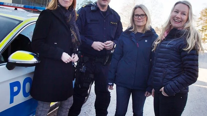 Annie Lööf tillsammans med poliserna Peter Sigurd, Jeanette Björk och Elin Andersson.