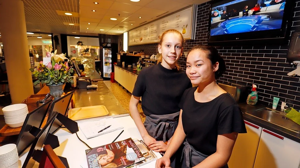 Kajsa Alm och Ellen Ed Kristersson, från Strängnäs Montessoriskola, gillar ansvaret de får ta på Lilla kronan kafé i Präntaren.
