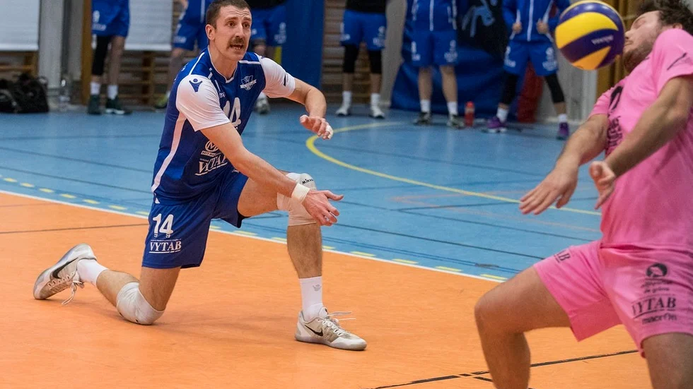 Sam Shenton och Mattias Lindberg blir överspelade.