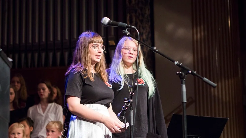 Selma Merdovic och Kaisa Elf var aftonens konferencierer.