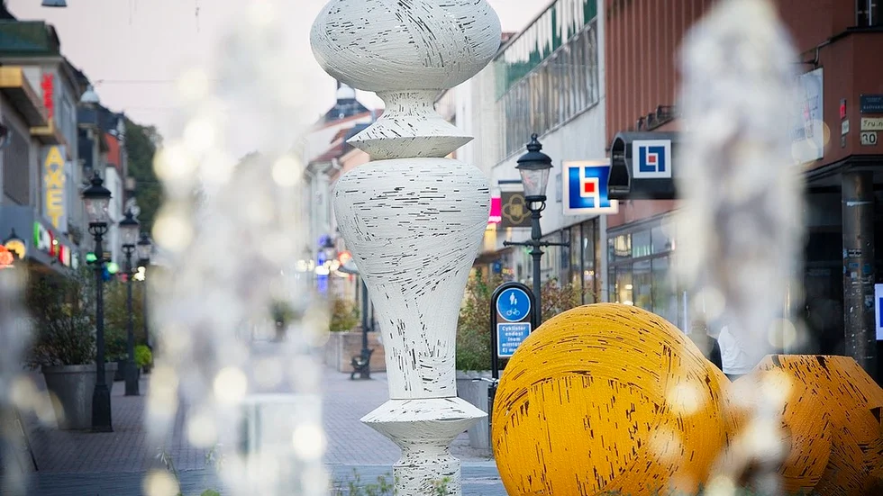 – Det finns ett "du" och ett "jag", det finns helt enkelt en massa individer. Och så finns det ett "vi". Det är det som jag har tänkt att skulpturen ska symbolisera, berättade skulptören Tapio Haapala för SN inför invigningen i augusti.