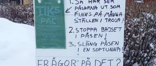 Arg skylt: "Min son, 18 månader, kan lära dig att plocka hundbajs!"