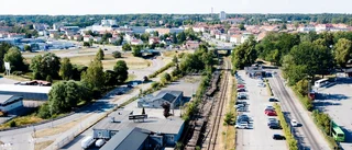 Se förödelsen där tåget spårade ur bakom Vipsgrillen – följ de tio vagnarna uppifrån