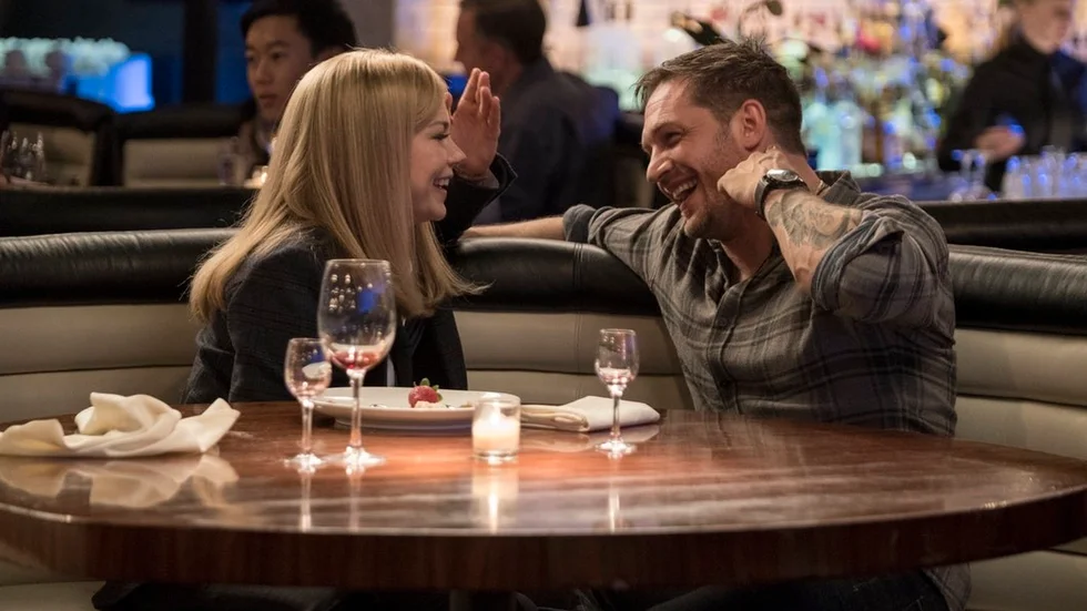 Anne Weying (Michelle Williams) och journalisten Eddie Brock (Tom Hardy) är kära och framgångsrika till en början i "Venom".