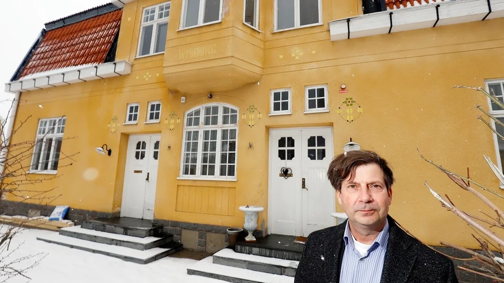 Fastighetsmäklaren Johan Svärd utanför Wisborg
