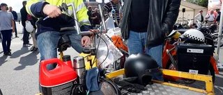 Nostalgiskt mopedrally med punktering och finess
