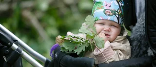 Eskilstuna-Kuriren minglar runt i midsommarvimlet