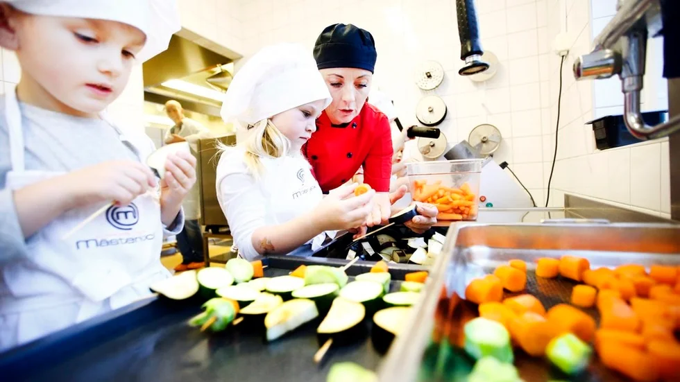 På Tunavallens förskola får barnen vara med och laga maten. Här i samband med Eskilstuna-Kurirens besök efter förra årets vinst.