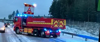 Bil fick sladd på E 20 – hamnade i diket