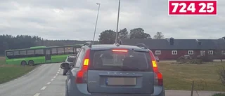 Buss backade ner i diket – blockerade väg 214