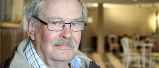Fanatikerna tar plats på revyscenen i Åker