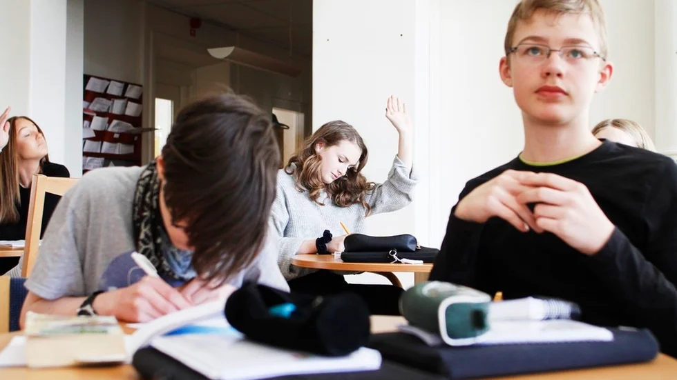 Edit Carling har multiplicerat och dividerat tal med decimaler, fredagens moment under den så kallade spetsmatten på Strängnäs Montessori. I förgrunden syns Sigge Wallenberg Bondesson och August Ahlin.