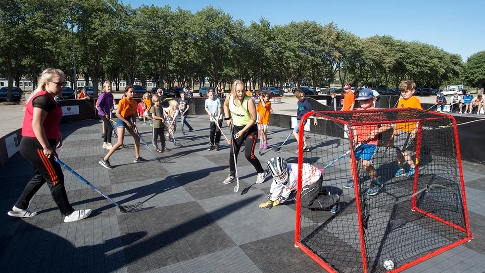 En tröja för alla lockade många nyfikna som vill pröva på att spela innebandy utomhus vid Ramdalen.