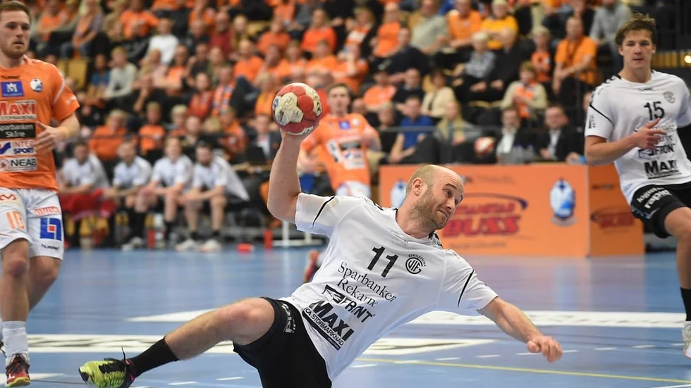 Guifkaptenen Mathias Tholin gjorde tre mål framåt i det första mötet med Kristianstad. Match två, i bäst av fem, spelas i Eskilstuna den 1 april.