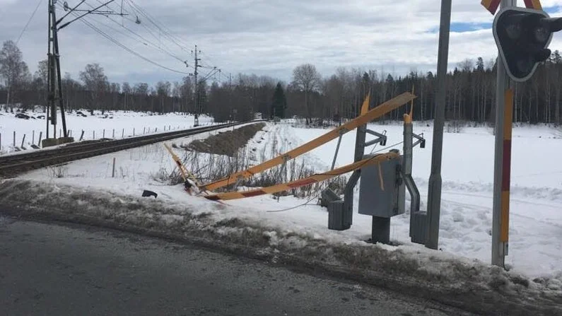 Bil körde sönder järnvägsbommarna i Hälleforsnäs.
