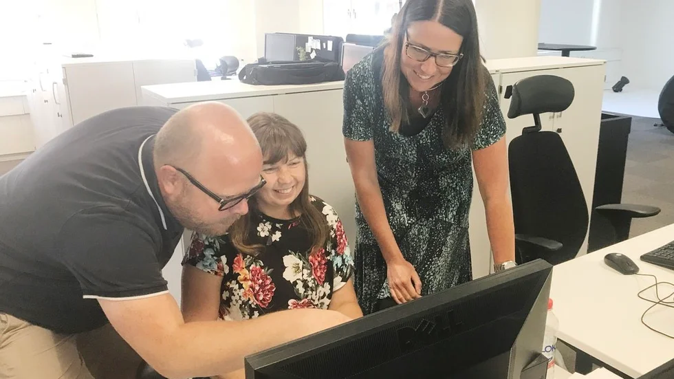 Andreas Lindhe, Carina Bergius och Marie Hillblom är tre av medarbetarna på Katrineholms-Kurirens redaktion som här arbetar med urvalet av nyheter.