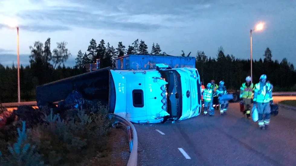 En lastbil välte strax före klockan 20 på onsdagen utanför Katrineholm.