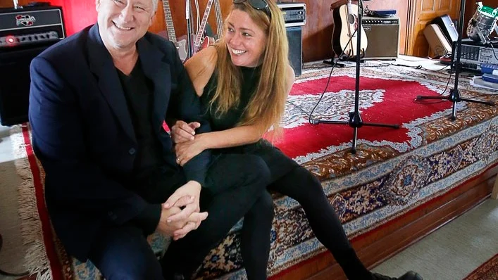 Sanna Carlstedt och Göran Bövings hus är som ett ända musikmuseum. Här visar de upp en av scenerna som förgyller byggnaden.