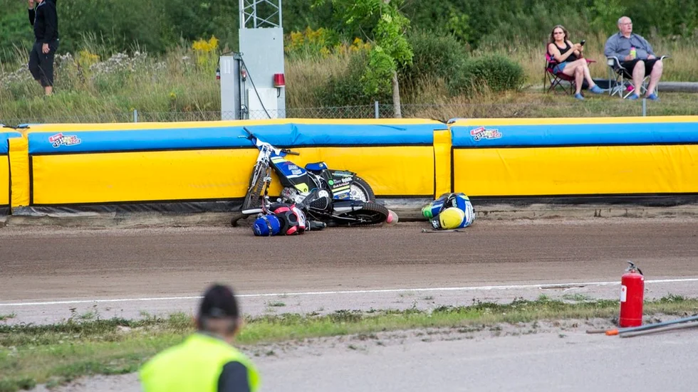 Emil Millberg krokade i Kenny Wennerstam i slutet av en raksträcka och båda föll handlöst. Millberg fick en troligen lättare hjärnskakning plus ont i en axel och fick avbryta medan Wennerstam kunde köra vidare.