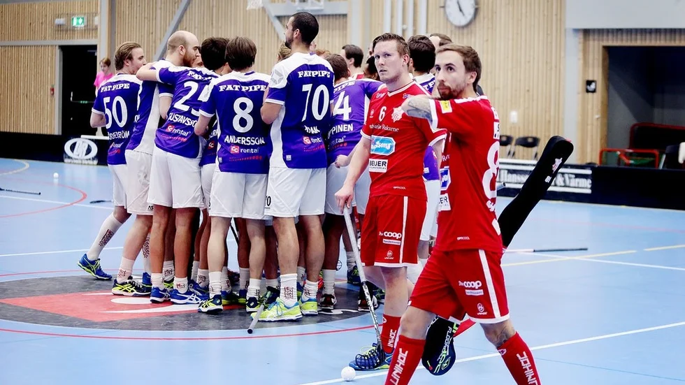 Jimmy Eriksson (närmast) gjorde två mål och Pierre Hellström ett. Men de fick ändå vandra ut från matchen med tunga steg samtidigt som Salem firade avancemanget till nästa kvalomgång mot SSL.
