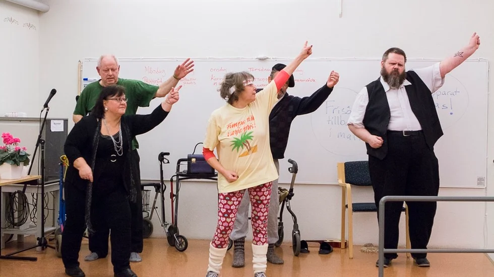 Ove Nilsson, Marie Magnusson, Katarina Hallin, Hans Larsson och Jens Wistbacka inte bara skådespelar – de sjunger och dansar också i pjäsen.