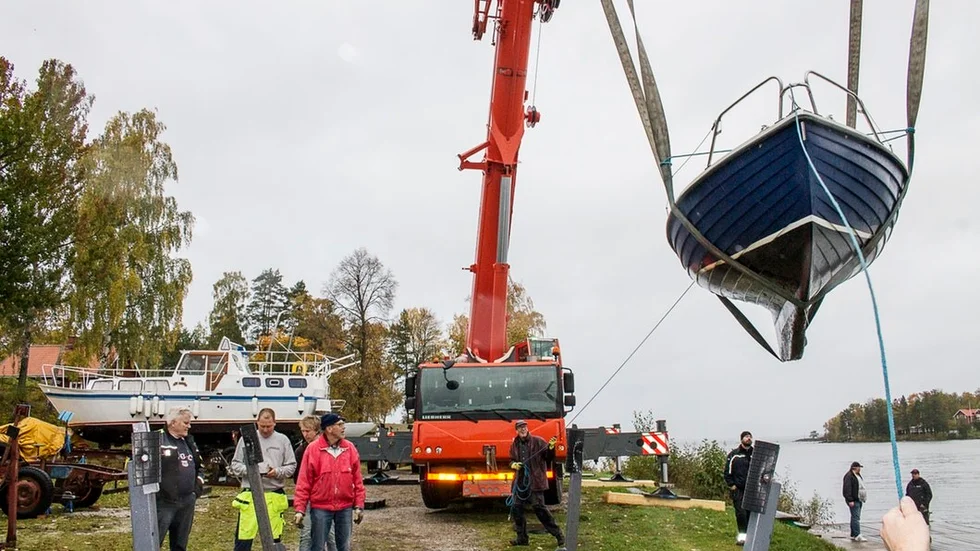 Med en mobilkran lyftes uppemot 40 fritidsbåtar vid Fiskeboda hamn i lördags.