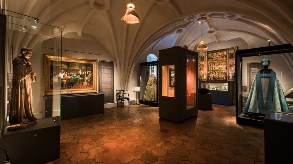 Skattkammaren i Västerås domkyrka, som år 2013 drabbades av en stöld av regalier på Erik XIV:s gravmonument, invigdes 2017 och visar några av kyrkans finaste kulturskatter – i glasmontrar som håller samma säkerhetsklassning som kassaskåp. Huruvida det kan inspirera till en framtida lösning i Strängnäs domkyrka återstår att se.