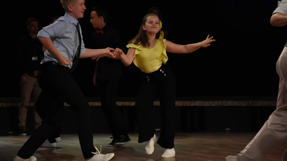 Hanna Ardbäck tog SM-silver i dubbelbugg med sina danspartners Alfred Bergqvist och Amanda Berglind. På bilden dansar Hanna med sin partner på SM i fjol, August Selgeryd.