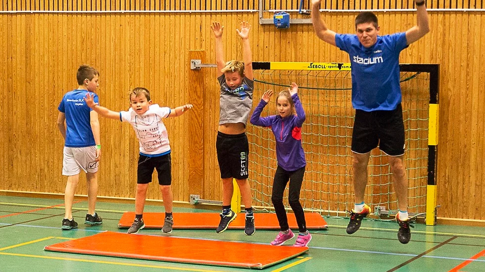 Här var det spänstträning under ledning av tränaren Patrik Heckscher, Oskar Fäldt, Liam Thuresson och Olivia Ragnarsson kämpar på.