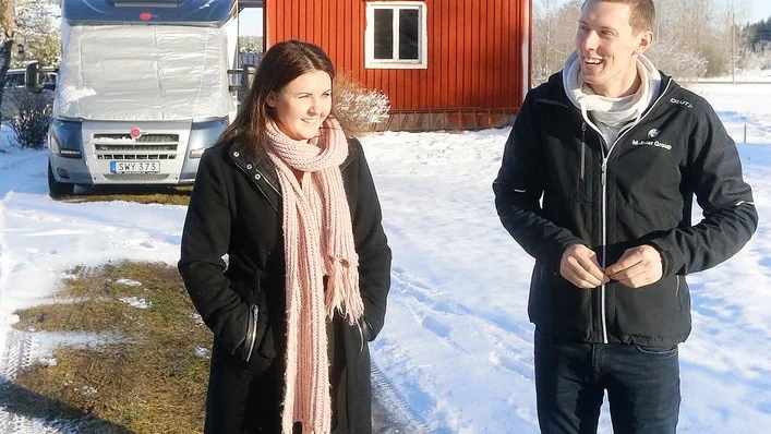 På väg mot logen och sågverket. I bakgrunden syns husbilen och huset de håller på att renovera.