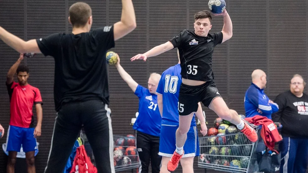Erik Wårdemark tränar avslut. Gnestakillen har tillsammans med resten av P18-laget i IFK Nyköping en tuff USM-helg framför sig.